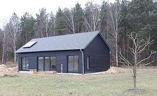 schwarzes Holzhaus