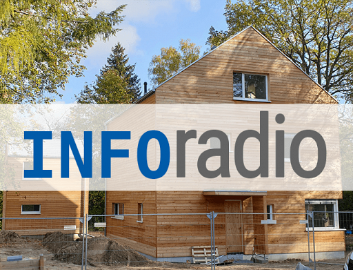 Ein Holzhaus im Bau, in großen Lettern darüber: inforadio 