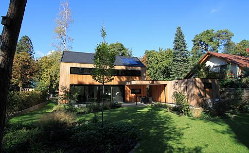 Haus bei Sonnenschein, Blick vom hinteren Garten